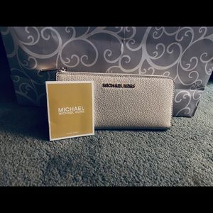 Michael Kors vanilla wallet
